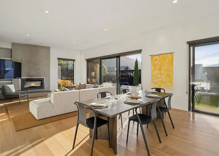 Holiday home Sapphire Spring Retreat | Swimming Pool, Outdoor Fireplace! *
