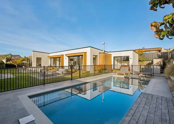 Sapphire Spring Retreat | Swimming Pool, Outdoor Fireplace! *