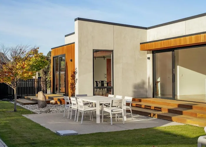 Holiday home Sapphire Spring Retreat | Swimming Pool, Outdoor Fireplace! Wanaka
