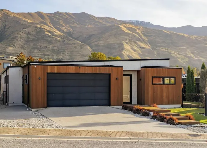 Sapphire Spring Retreat | Swimming Pool, Outdoor Fireplace! Holiday home