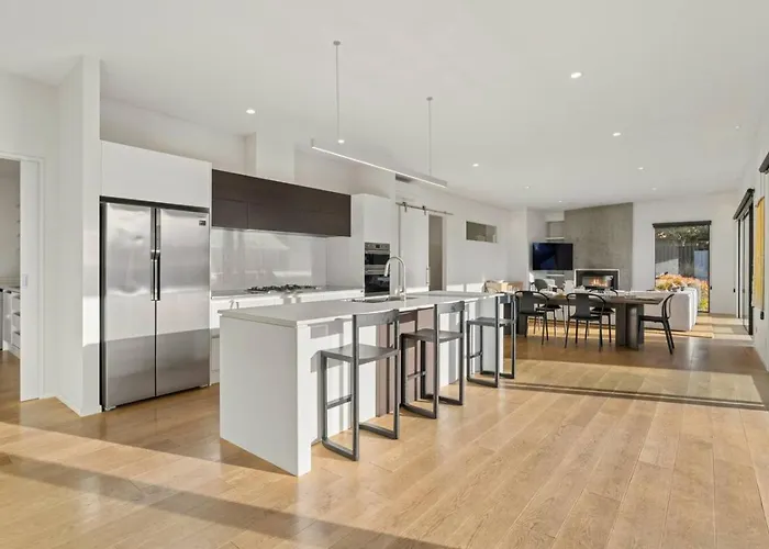 Sapphire Spring Retreat | Swimming Pool, Outdoor Fireplace! * Wanaka