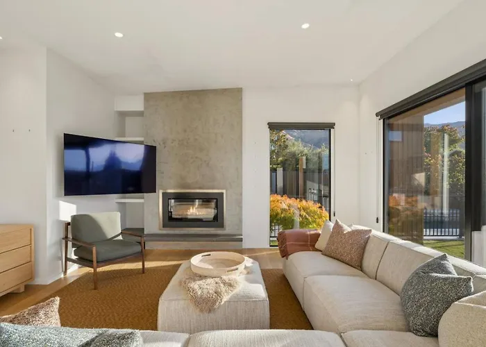 Holiday home Sapphire Spring Retreat | Swimming Pool, Outdoor Fireplace! Wanaka