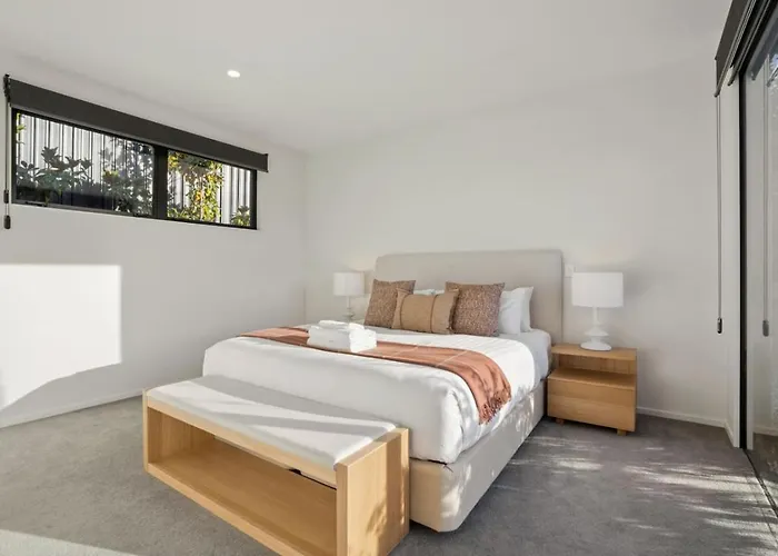 Sapphire Spring Retreat | Swimming Pool, Outdoor Fireplace! Wanaka