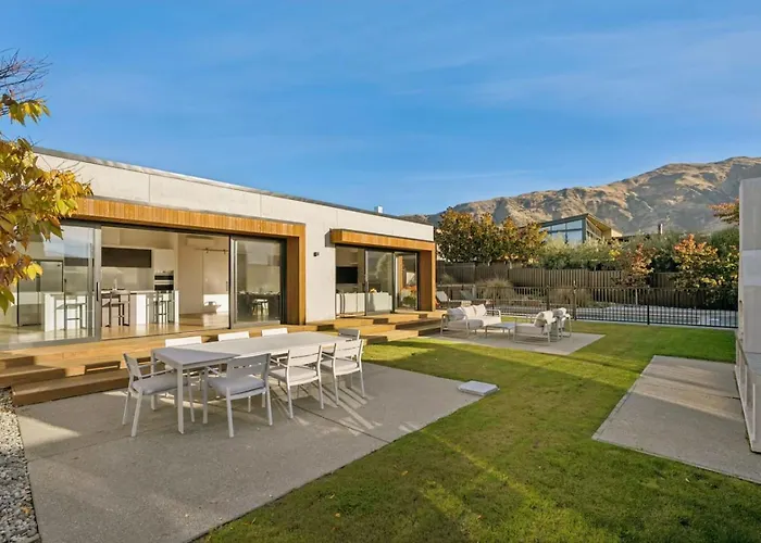 Sapphire Spring Retreat | Swimming Pool, Outdoor Fireplace! Holiday home Wanaka
