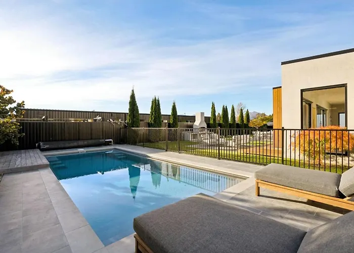 Sapphire Spring Retreat | Swimming Pool, Outdoor Fireplace! Holiday home Wanaka