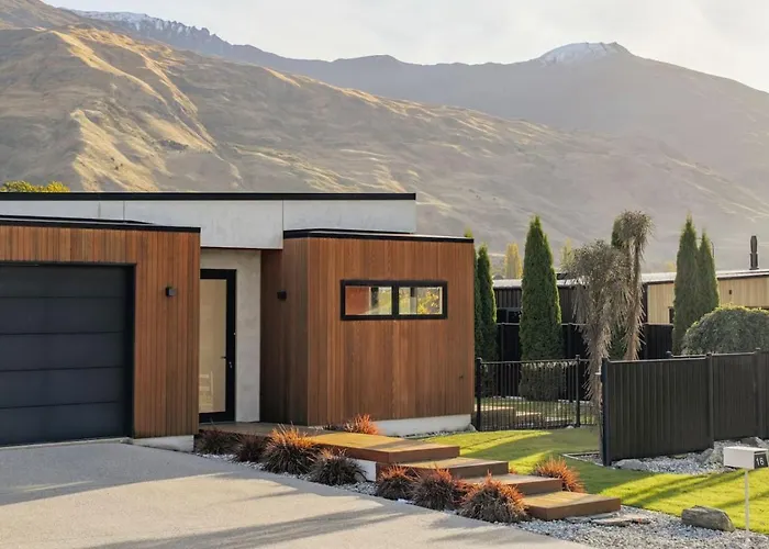 Holiday home Sapphire Spring Retreat | Swimming Pool, Outdoor Fireplace! Wanaka