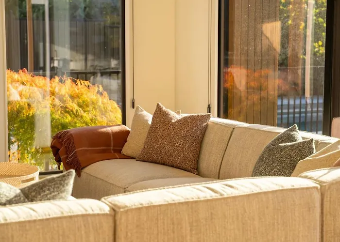 Sapphire Spring Retreat | Swimming Pool, Outdoor Fireplace! Holiday home