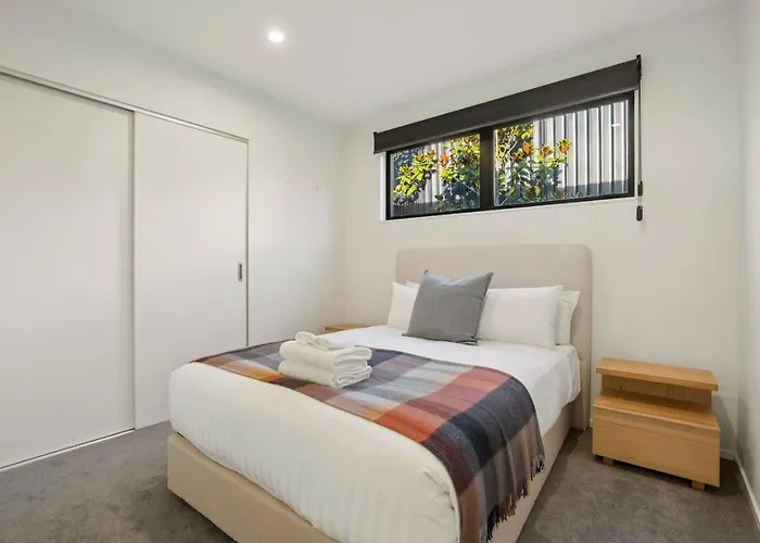 Sapphire Spring Retreat | Swimming Pool, Outdoor Fireplace! Holiday home Wanaka