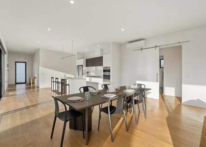 Sapphire Spring Retreat | Swimming Pool, Outdoor Fireplace! Holiday home Wanaka