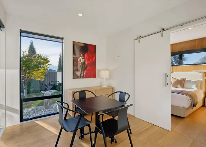 Holiday home Sapphire Spring Retreat | Swimming Pool, Outdoor Fireplace! *