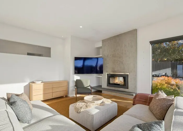 Sapphire Spring Retreat | Swimming Pool, Outdoor Fireplace! Wanaka