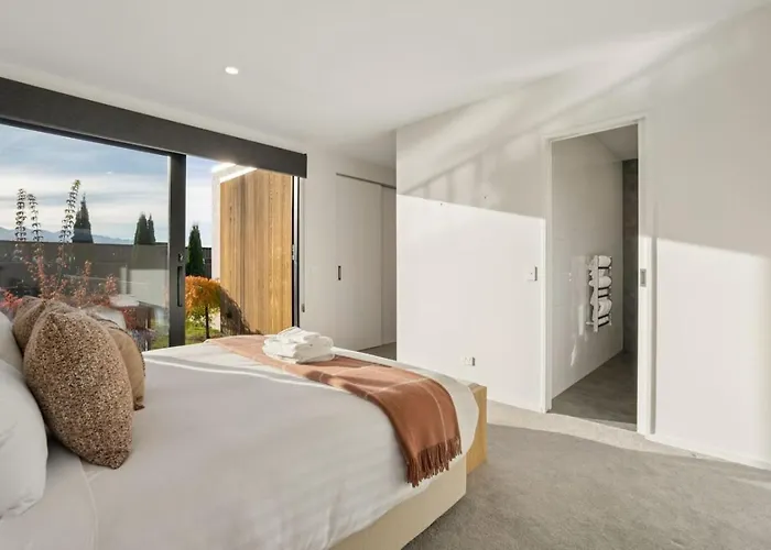 Sapphire Spring Retreat | Swimming Pool, Outdoor Fireplace! Wanaka