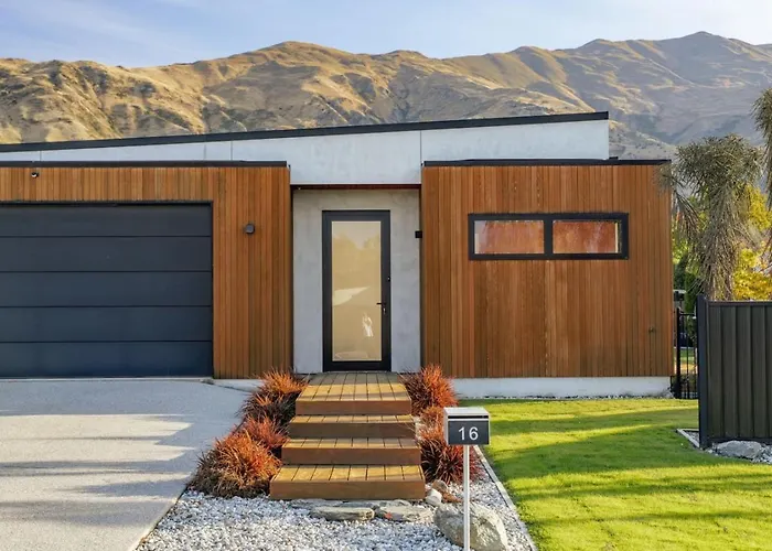 Sapphire Spring Retreat | Swimming Pool, Outdoor Fireplace! Wanaka