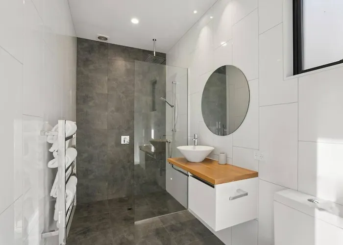 Sapphire Spring Retreat | Swimming Pool, Outdoor Fireplace! Holiday home