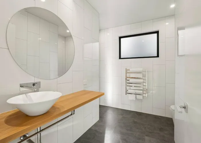 Sapphire Spring Retreat | Swimming Pool, Outdoor Fireplace! Holiday home Wanaka