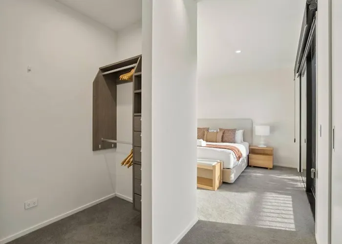 Holiday home Sapphire Spring Retreat | Swimming Pool, Outdoor Fireplace! Wanaka