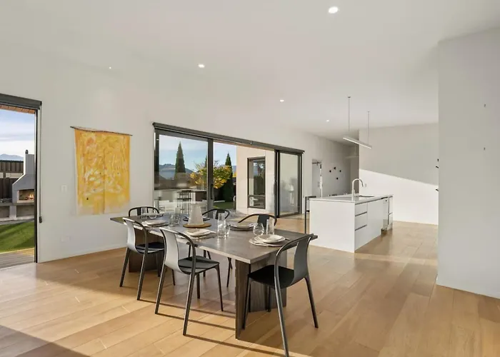 Sapphire Spring Retreat | Swimming Pool, Outdoor Fireplace! Wanaka