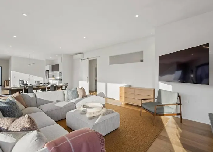 Sapphire Spring Retreat | Swimming Pool, Outdoor Fireplace! Holiday home *