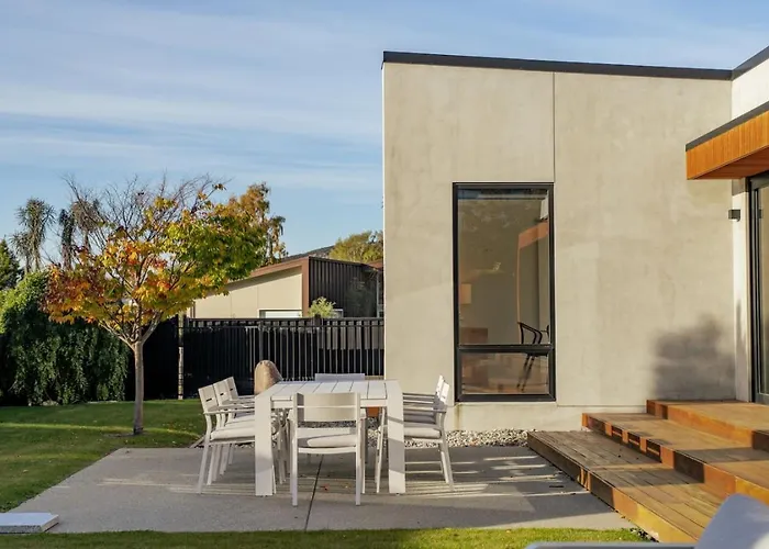 Sapphire Spring Retreat | Swimming Pool, Outdoor Fireplace! Wanaka