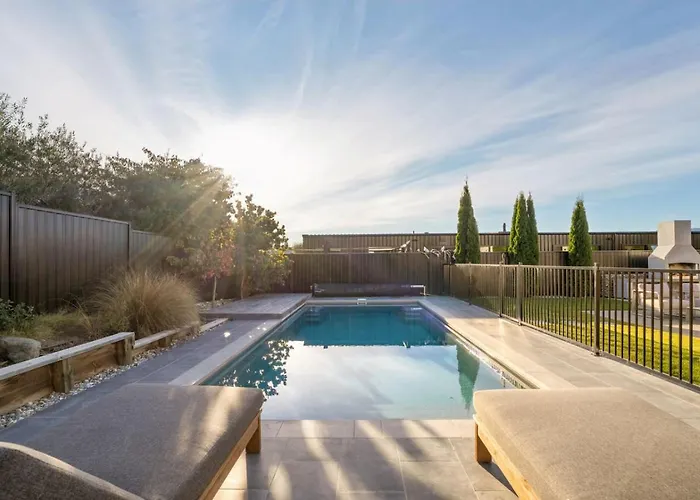 Holiday home Sapphire Spring Retreat | Swimming Pool, Outdoor Fireplace! Wanaka