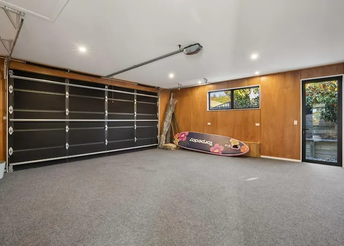Sapphire Spring Retreat | Swimming Pool, Outdoor Fireplace! *
